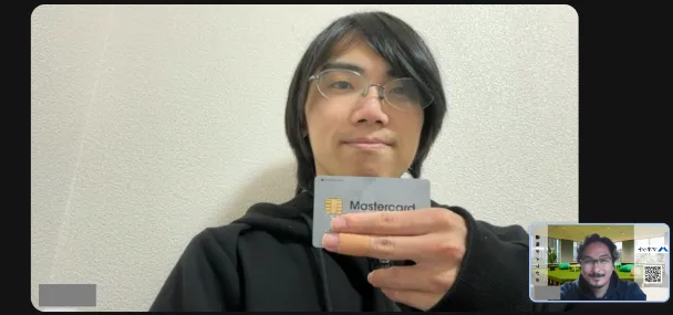 インタビュー中の冬咲さん