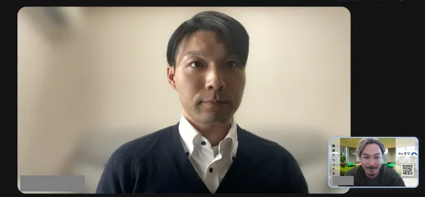 インタビュー中の日村さん