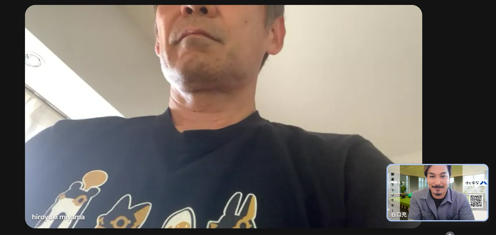 インタビュー中の亀山さん
