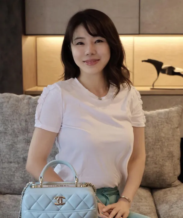インタビュー中の若杉さん