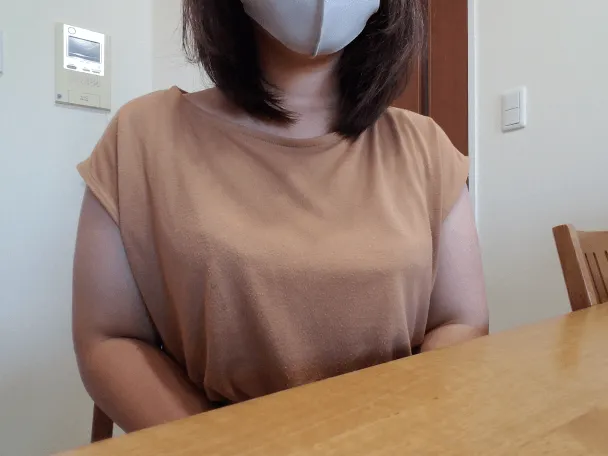インタビュー中のサキさん